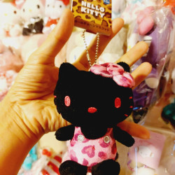 大耳牛24年10月日本限定版kitty三麗鷗卡通黑皮毛絨包掛件正品