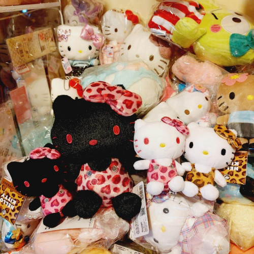 大耳牛24年10月日本限定版kitty三麗鷗卡通黑皮毛絨包掛件正品