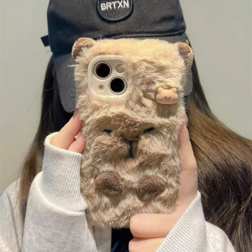 毛絨卡皮巴拉適用蘋果16手機殼iPhone15ProMax可愛14Pro女13軟12