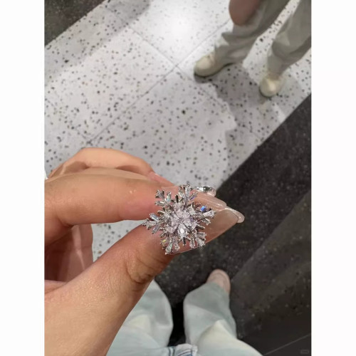 鞦鼕氛圍感超閃滿鑽雪花胸針小衆設計氣質簡約百搭個性大衣配飾品