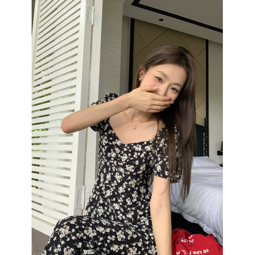 茶歇法式連衣裙女泡泡袖復古方領顯瘦碎花裙小黑裙夏季小個子裙子