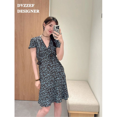 DVZZEF 法式復古碎花裙2025夏季新款V領收腰顯瘦短袖連衣裙