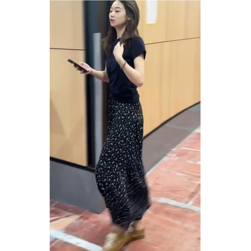 2025夏季超火小個子氣質系減齡藏青色T恤黑色碎花裙a字半身裙套裝