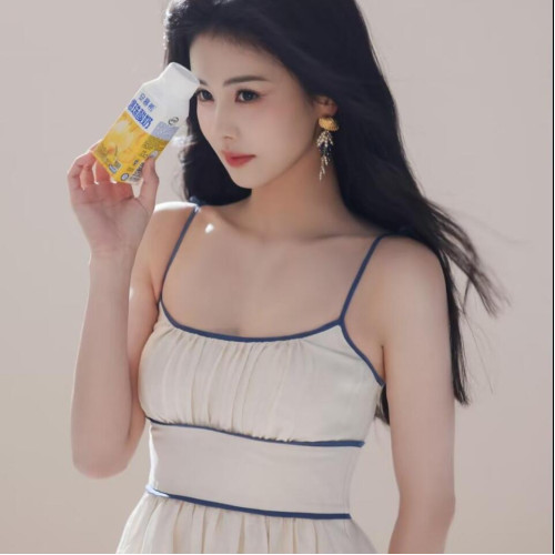 白鹿同款青花瓷吊帶連衣裙2025夏季新款性感氣質簡約度假風中長裙
