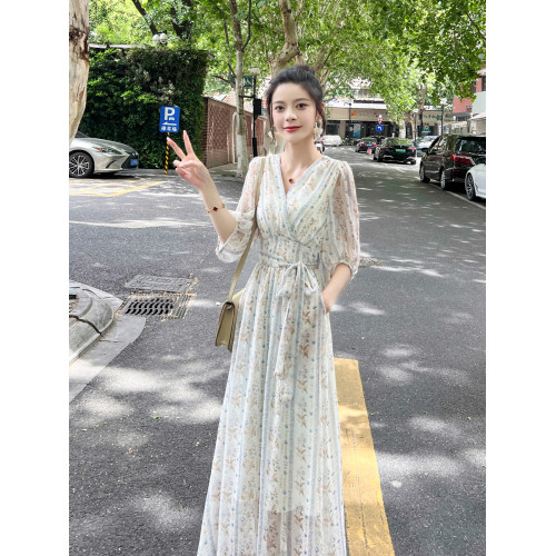 連衣裙2025夏季新款女裝小清新收腰高腰顯瘦燈籠袖V領長款茶歇裙