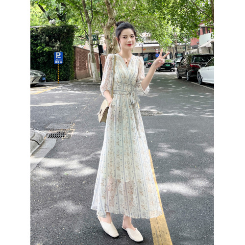 連衣裙2025夏季新款女裝小清新收腰高腰顯瘦燈籠袖V領長款茶歇裙