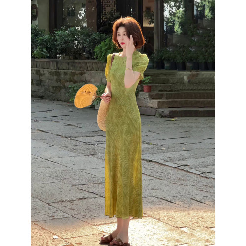 綠色連衣裙女2025年夏季新款今年流行爆款巨好看修身顯瘦暈染長裙