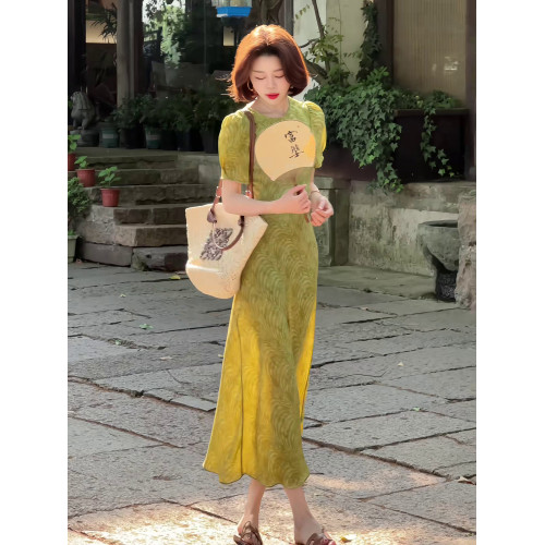 綠色連衣裙女2025年夏季新款今年流行爆款巨好看修身顯瘦暈染長裙