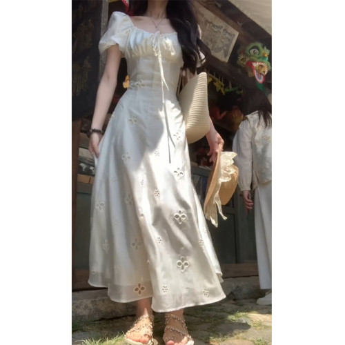 溫柔風泡泡袖系帶方領連衣裙子女綉花鏤空設計感法式氣質長裙夏季