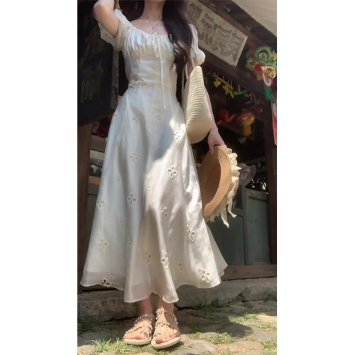 溫柔風泡泡袖系帶方領連衣裙子女綉花鏤空設計感法式氣質長裙夏季