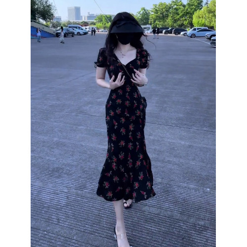 黑色碎花連衣裙女2025夏季新款法式復古赫本風魚尾裙修身顯瘦長裙