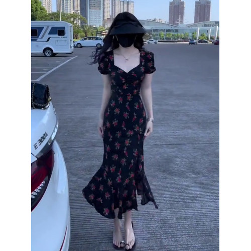 黑色碎花連衣裙女2025夏季新款法式復古赫本風魚尾裙修身顯瘦長裙