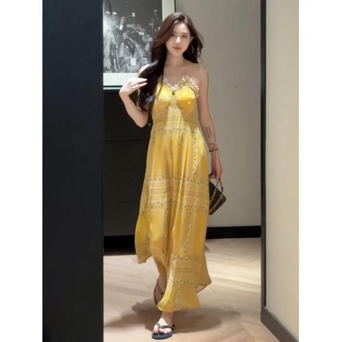 夏日絕美氣質黃色吊帶連衣裙子女裝夏季2025新款海邊度假沙灘長裙