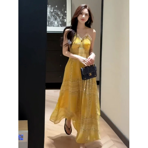 夏日絕美氣質黃色吊帶連衣裙子女裝夏季2025新款海邊度假沙灘長裙