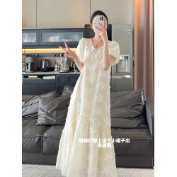 優雅知性獨特白色花朵連衣裙2025設計感寬松遮肉顯瘦泡泡袖長裙夏