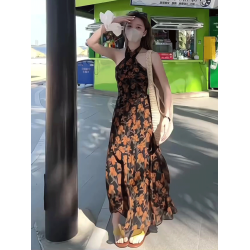 法式度假風掛脖碎花連衣裙女夏季2025新款高級感收腰顯瘦氣質長裙