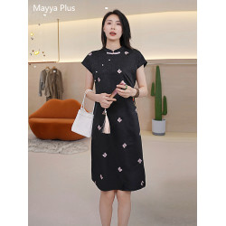 麥芽Mayya Plus 新中式立體蝴蝶刺綉立領連衣裙女夏短袖緞面旗袍