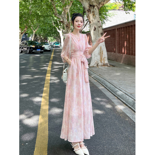 粉色碎花連衣裙女2025夏季新款小衆設計氣質收腰茶歇法式系帶裙子