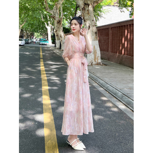 粉色碎花連衣裙女2025夏季新款小衆設計氣質收腰茶歇法式系帶裙子