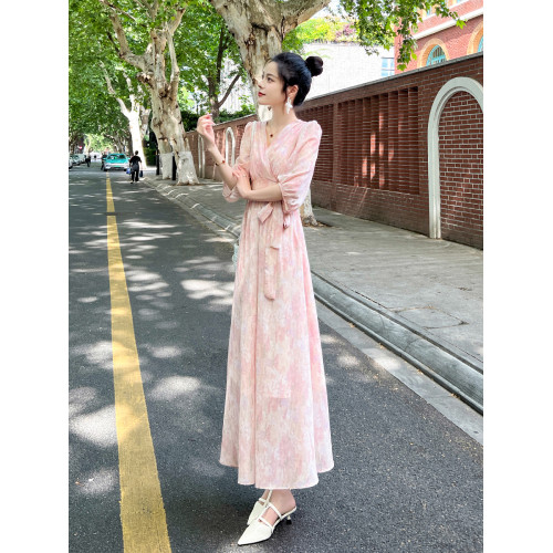 粉色碎花連衣裙女2025夏季新款小衆設計氣質收腰茶歇法式系帶裙子