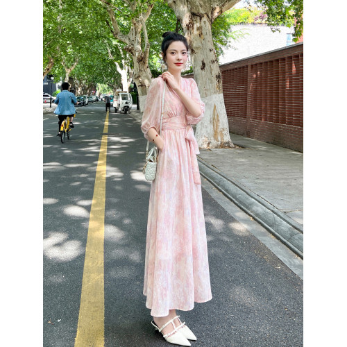 粉色碎花連衣裙女2025夏季新款小衆設計氣質收腰茶歇法式系帶裙子