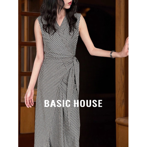 Basic House/百家好獨特漂亮掐腰背心連衣裙女夏法式V領格子長裙