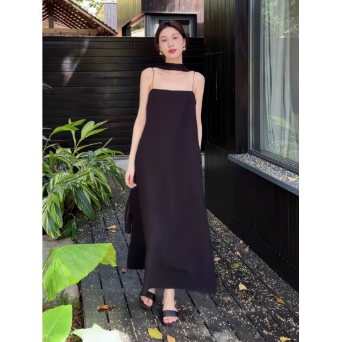 赫本風小黑裙2025夏季配飄帶法式氣質度假風a字黑色吊帶連衣裙女