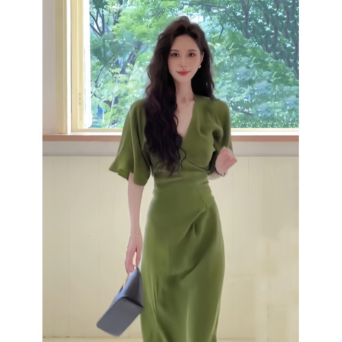 綠色連衣裙女2025年夏季新款今年流行爆款巨好看掐腰顯瘦V領長裙