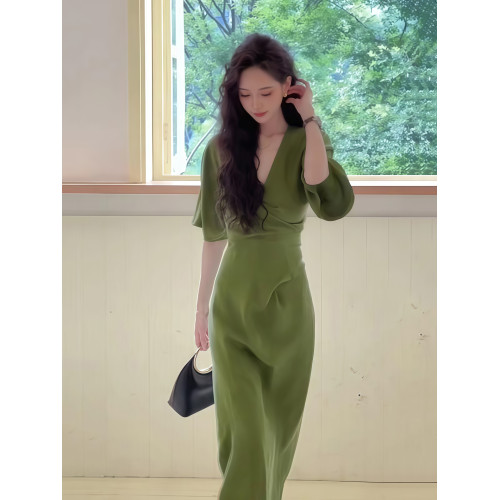 綠色連衣裙女2025年夏季新款今年流行爆款巨好看掐腰顯瘦V領長裙