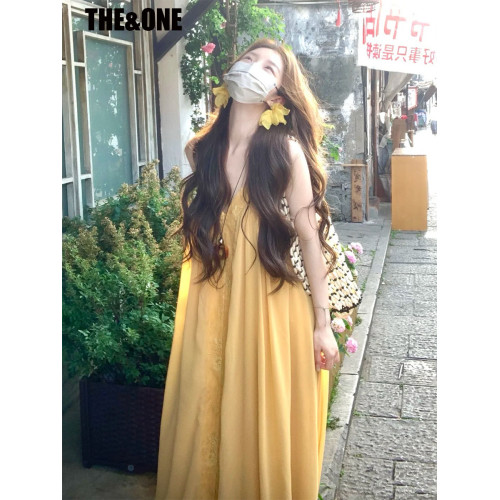 黃色吊帶連衣裙女2025夏季新款海邊度假風寬松露背絕美高級感長裙