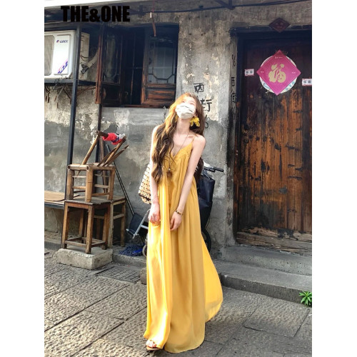 黃色吊帶連衣裙女2025夏季新款海邊度假風寬松露背絕美高級感長裙