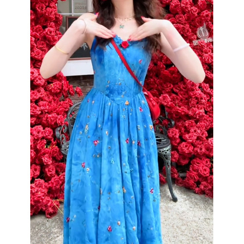 海邊度假藍色碎花吊帶連衣裙子女裝夏季2025新款夏日絕美氣質長裙