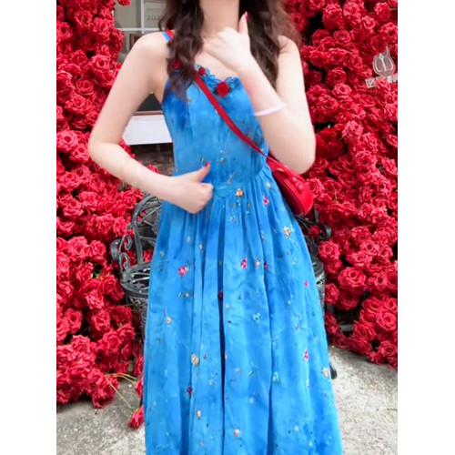 海邊度假藍色碎花吊帶連衣裙子女裝夏季2025新款夏日絕美氣質長裙