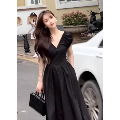 歐洲站赫本黑色v領連衣裙法式氣質絕美收腰顯瘦設計感露背長裙夏
