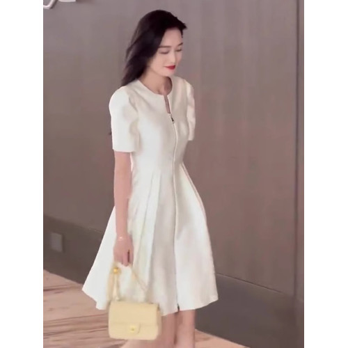 港味別致小衆設計感氣質收腰連衣裙女裝夏季獨特小香風A字百褶裙