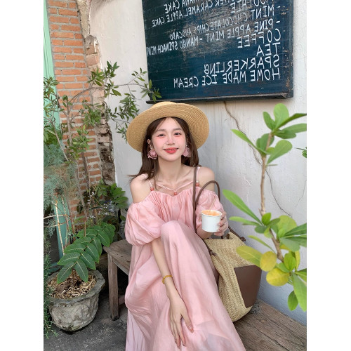夏季甜美法式粉色吊帶連衣裙女性感氣質一字領露肩大擺度假風長裙