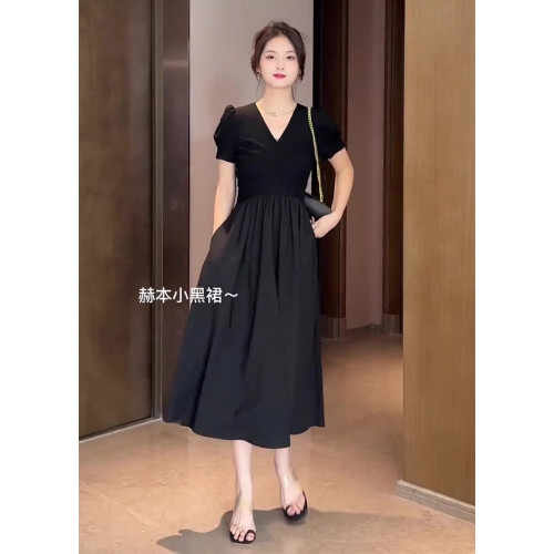 歐洲站夏季新款女裝法式氣質女神範禦姐赫本風收腰黑色連衣裙子夏