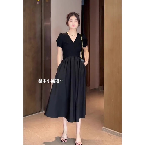 歐洲站夏季新款女裝法式氣質女神範禦姐赫本風收腰黑色連衣裙子夏