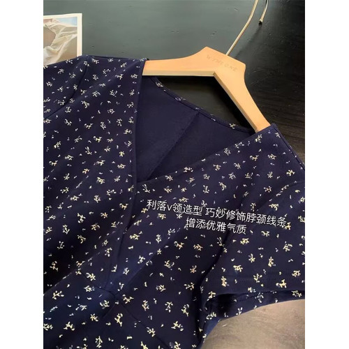CHAO級推薦！純欲風藏藍色重工碎花v領連衣裙女春夏收腰顯瘦裙子