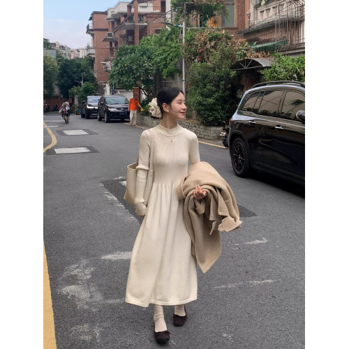 秋冬氣質內搭高級感名媛針織白色連衣裙女收腰顯瘦配大衣的長裙潮