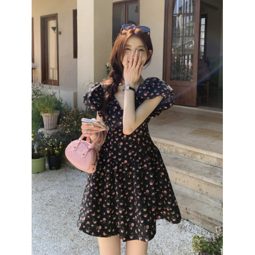 黑色碎花連衣裙女夏2025法式甜辣芭蕾風蝴蝶結小個子V領收腰裙子