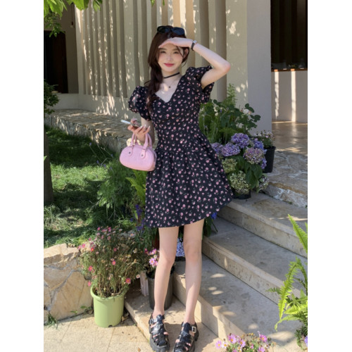 黑色碎花連衣裙女夏2025法式甜辣芭蕾風蝴蝶結小個子V領收腰裙子