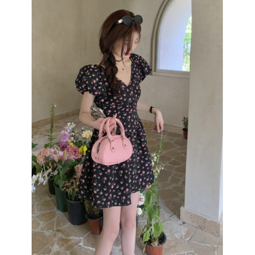 黑色碎花連衣裙女夏2025法式甜辣芭蕾風蝴蝶結小個子V領收腰裙子