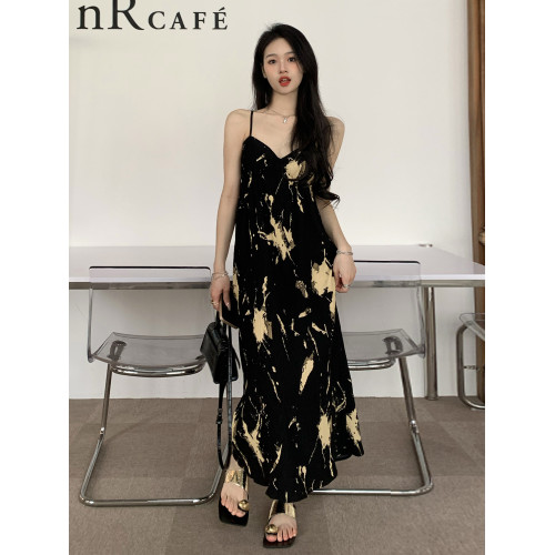 黑色吊帶連衣裙女2025夏季新款法式小個子海邊度假沙灘水墨碎花裙