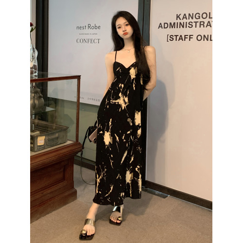黑色吊帶連衣裙女2025夏季新款法式小個子海邊度假沙灘水墨碎花裙