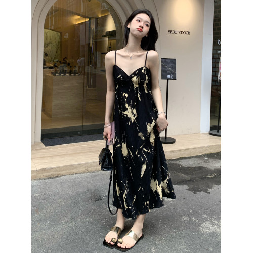 黑色吊帶連衣裙女2025夏季新款法式小個子海邊度假沙灘水墨碎花裙