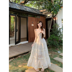 法式方領絕美露腰吊帶連衣裙女夏收腰超好看仙氣質度假風沙灘長裙