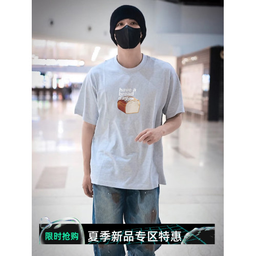王安宇同款日系復古麵包印花灰色短袖男t恤夏季寬松純棉半袖上衣