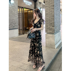 v領碎花連衣裙女2025夏季新款海邊度假風修身收腰氣質雪紡長裙子