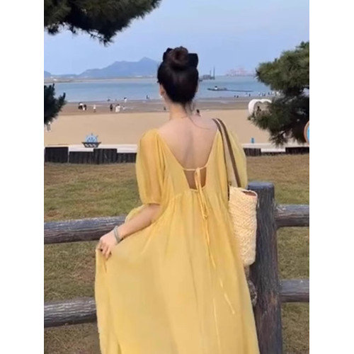 歐洲站夏季2025新款小衆設計高級感露背黃色連衣裙遮肚子顯瘦長裙